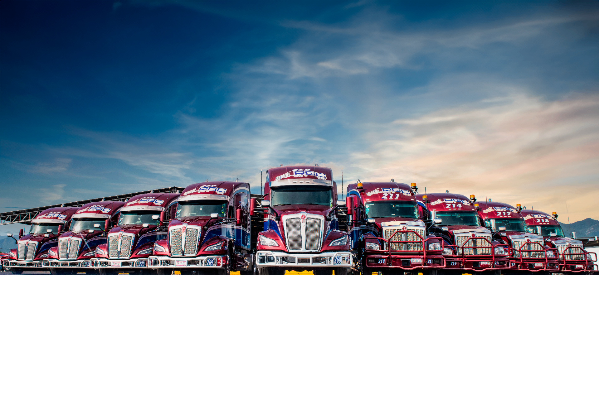 Tractocamiones Fletes RGC al atardecer